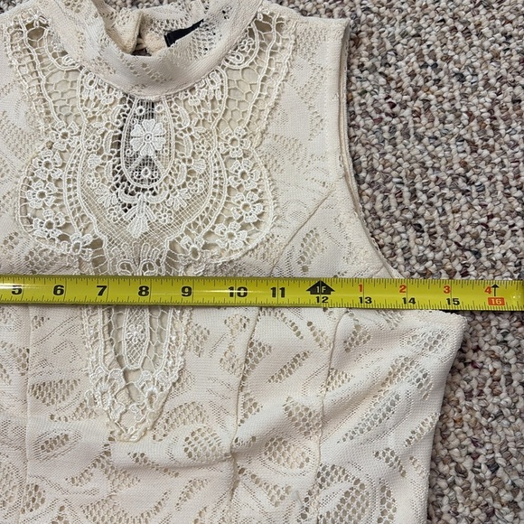 Papaya Elegant Cream Lace Sleeveless Keyhole Back Top. Medium. EUC - Picture 10 of 14